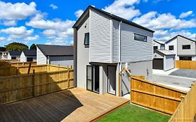 4 Bedroom Home Fully Furnished In Papakura, Auckland