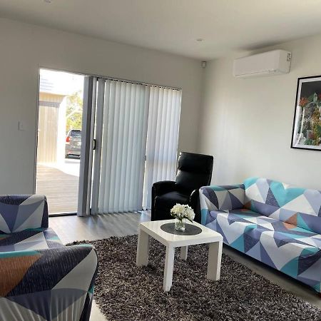 4 Bedroom Home Fully Furnished In Papakura, オークランド エクステリア 写真
