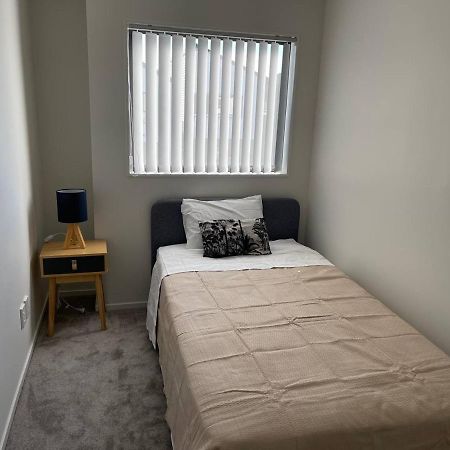 4 Bedroom Home Fully Furnished In Papakura, オークランド エクステリア 写真