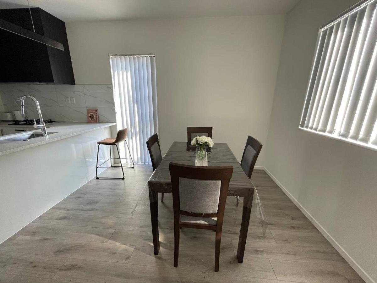 4 Bedroom Home Fully Furnished In Papakura, オークランド エクステリア 写真