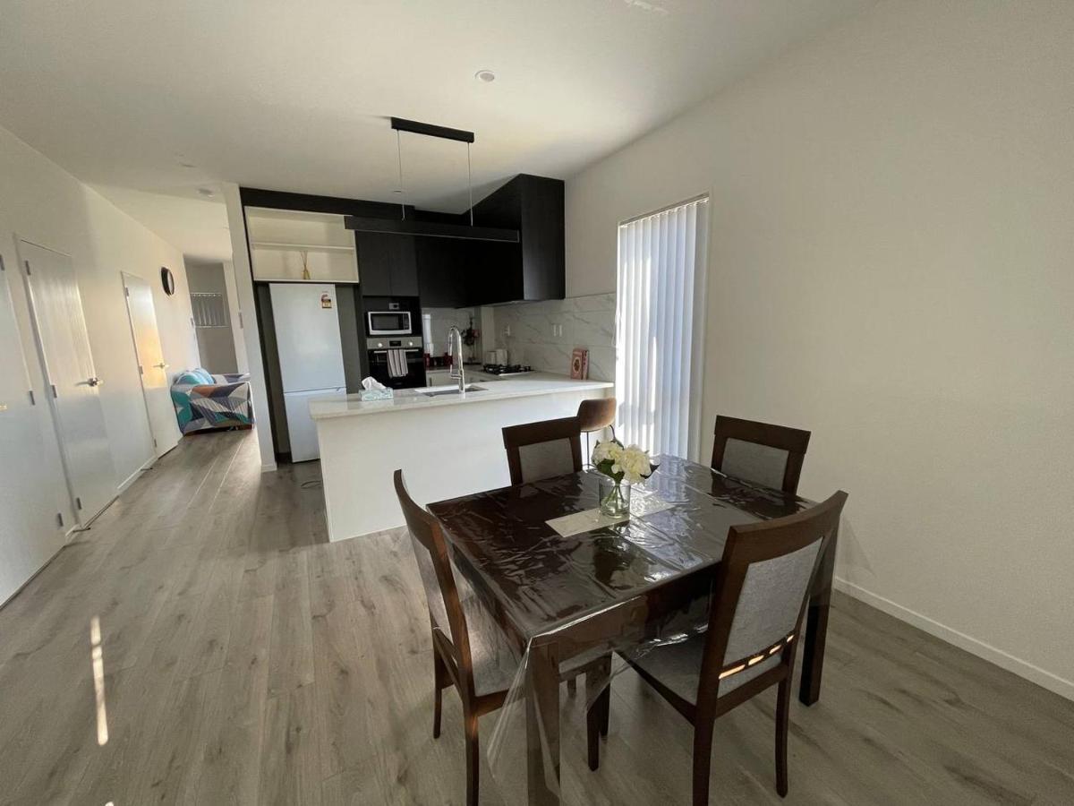 4 Bedroom Home Fully Furnished In Papakura, オークランド エクステリア 写真