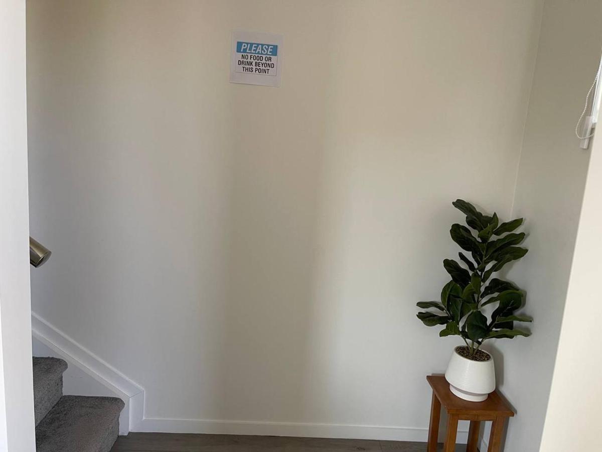 4 Bedroom Home Fully Furnished In Papakura, オークランド エクステリア 写真