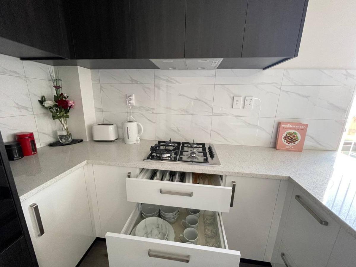 4 Bedroom Home Fully Furnished In Papakura, オークランド エクステリア 写真