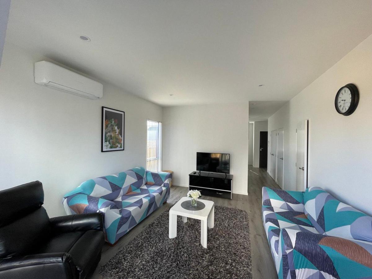 4 Bedroom Home Fully Furnished In Papakura, オークランド エクステリア 写真