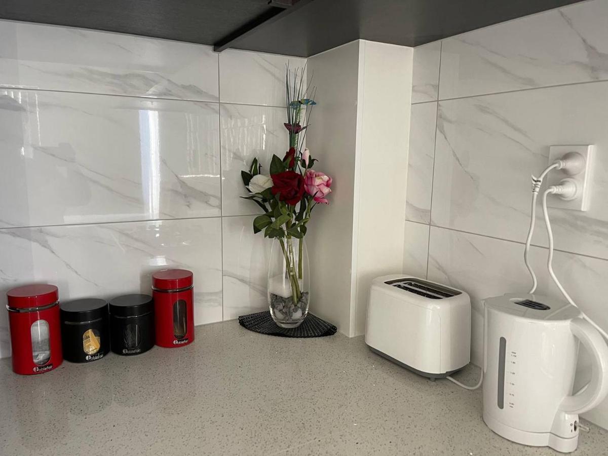 4 Bedroom Home Fully Furnished In Papakura, オークランド エクステリア 写真