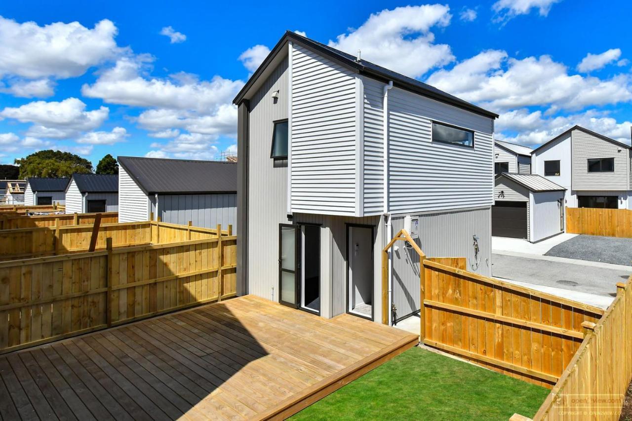 4 Bedroom Home Fully Furnished In Papakura, オークランド エクステリア 写真