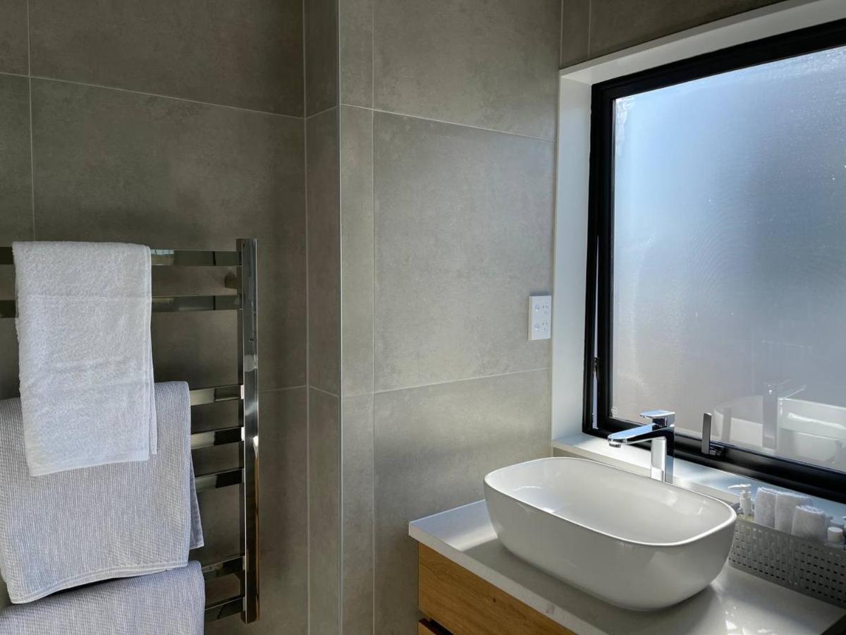 4 Bedroom Home Fully Furnished In Papakura, オークランド エクステリア 写真