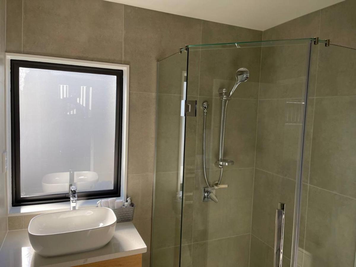 4 Bedroom Home Fully Furnished In Papakura, オークランド エクステリア 写真