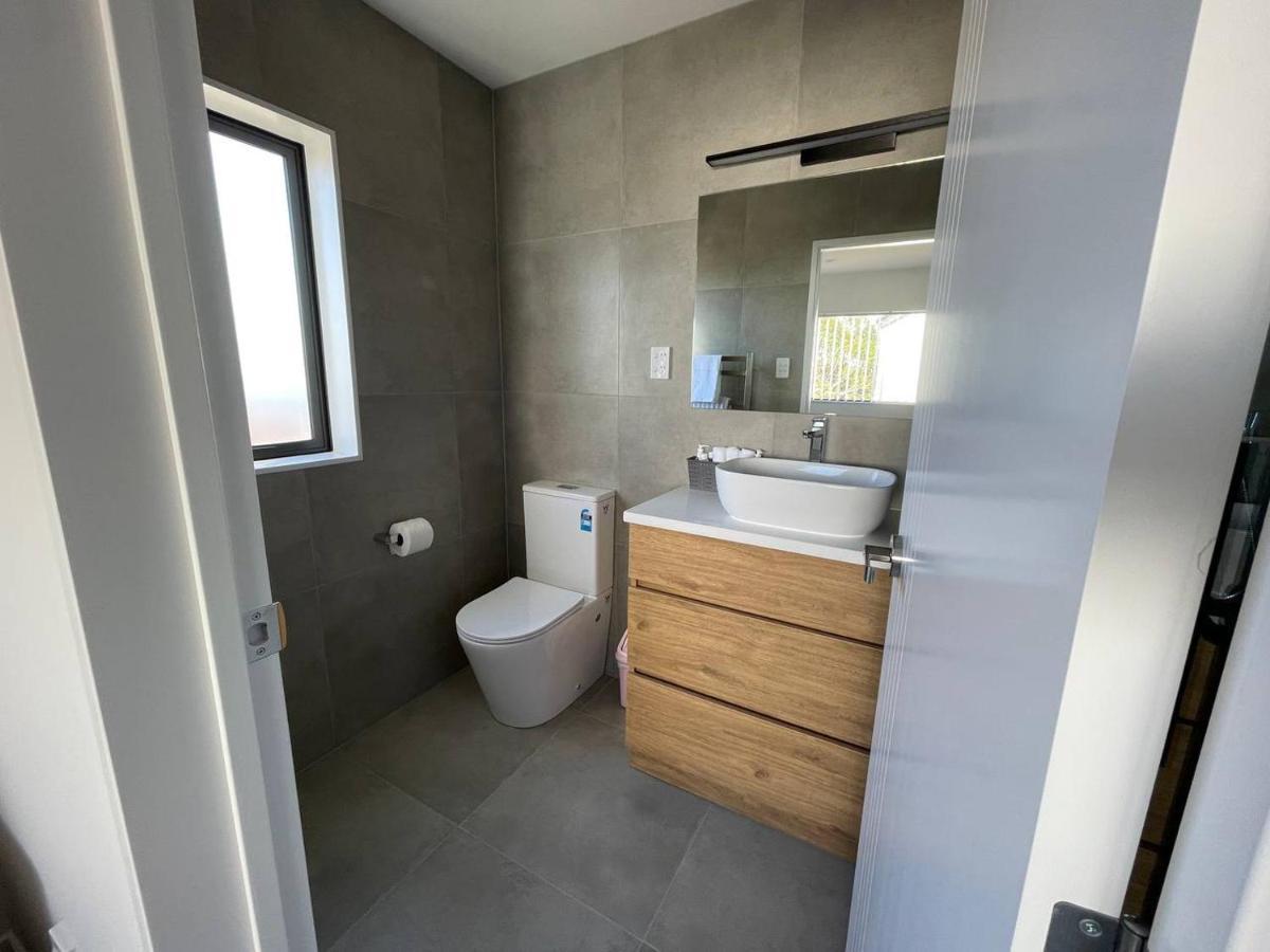 4 Bedroom Home Fully Furnished In Papakura, オークランド エクステリア 写真