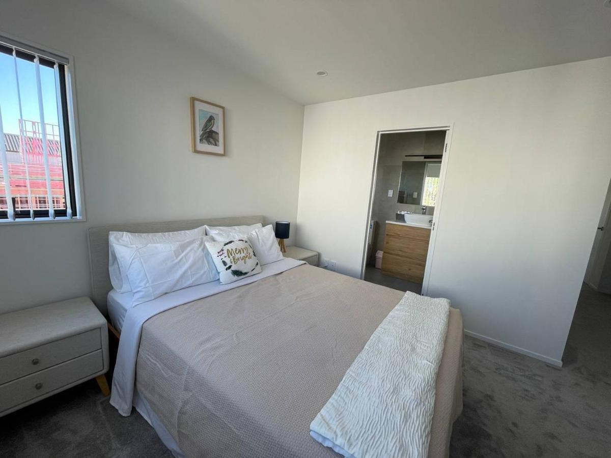 4 Bedroom Home Fully Furnished In Papakura, オークランド エクステリア 写真