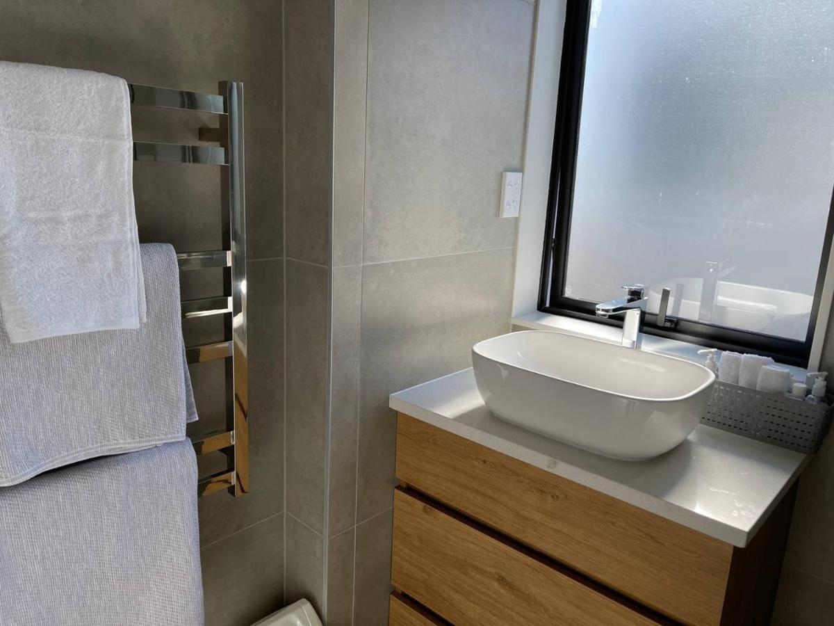 4 Bedroom Home Fully Furnished In Papakura, オークランド エクステリア 写真