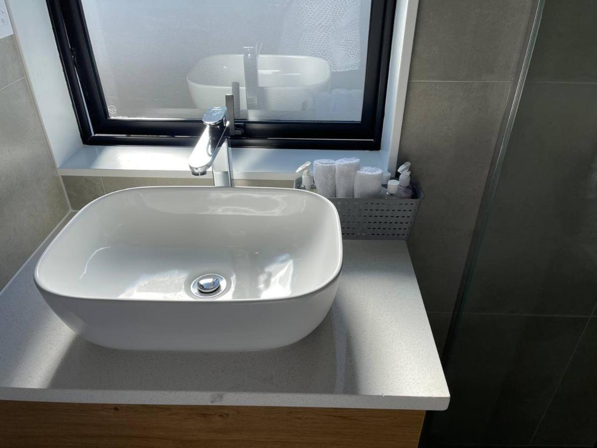 4 Bedroom Home Fully Furnished In Papakura, オークランド エクステリア 写真