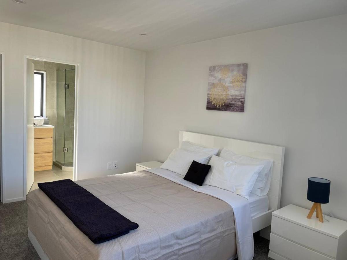 4 Bedroom Home Fully Furnished In Papakura, オークランド エクステリア 写真