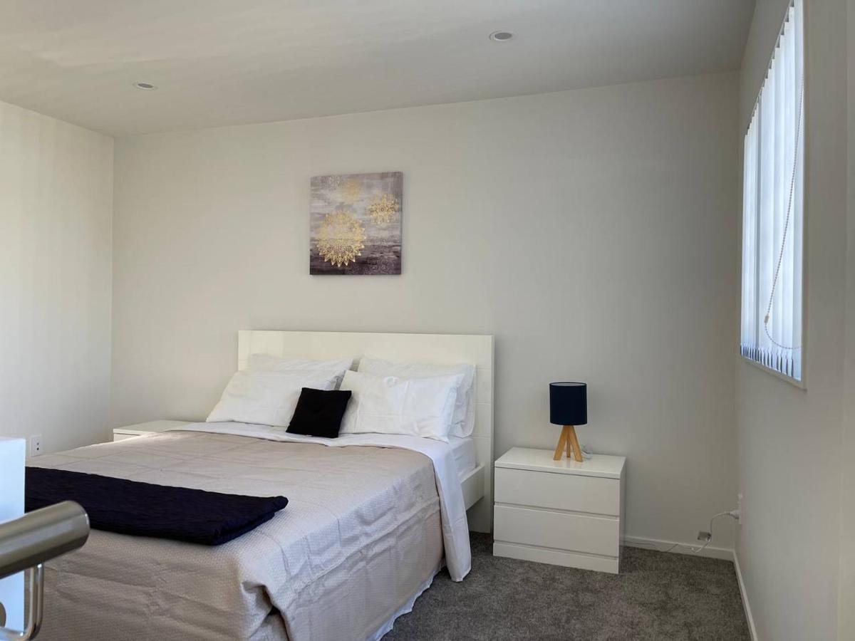 4 Bedroom Home Fully Furnished In Papakura, オークランド エクステリア 写真