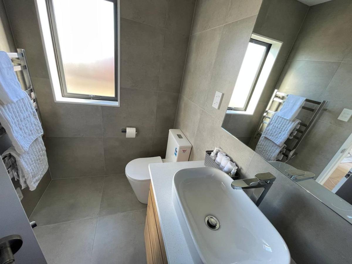 4 Bedroom Home Fully Furnished In Papakura, オークランド エクステリア 写真