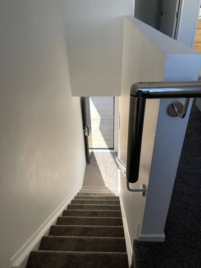 4 Bedroom Home Fully Furnished In Papakura, オークランド エクステリア 写真
