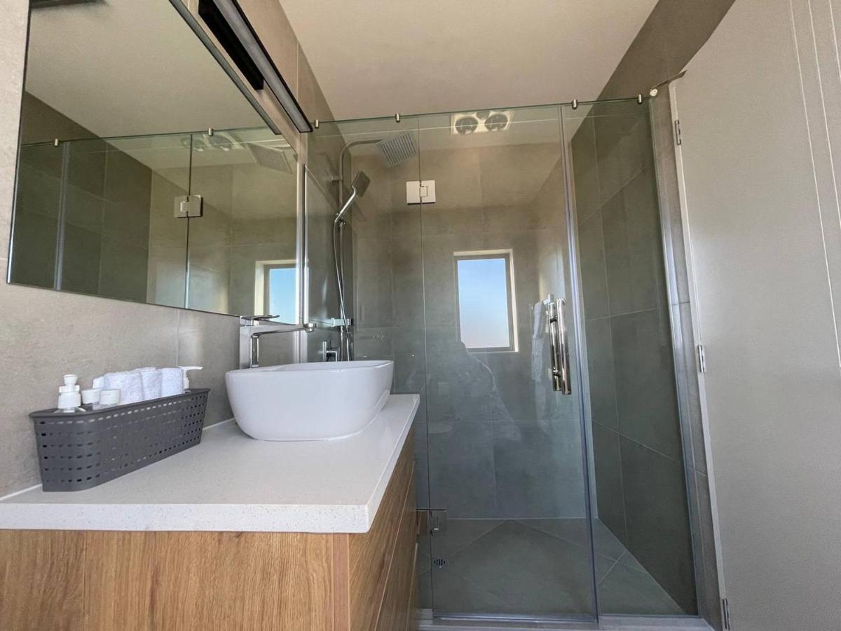 4 Bedroom Home Fully Furnished In Papakura, オークランド エクステリア 写真
