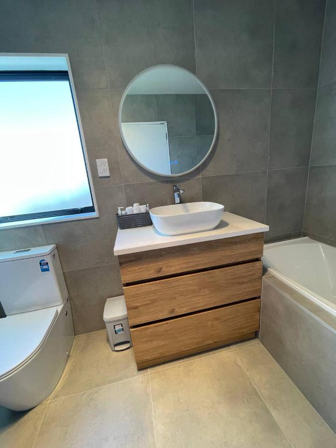 4 Bedroom Home Fully Furnished In Papakura, オークランド エクステリア 写真