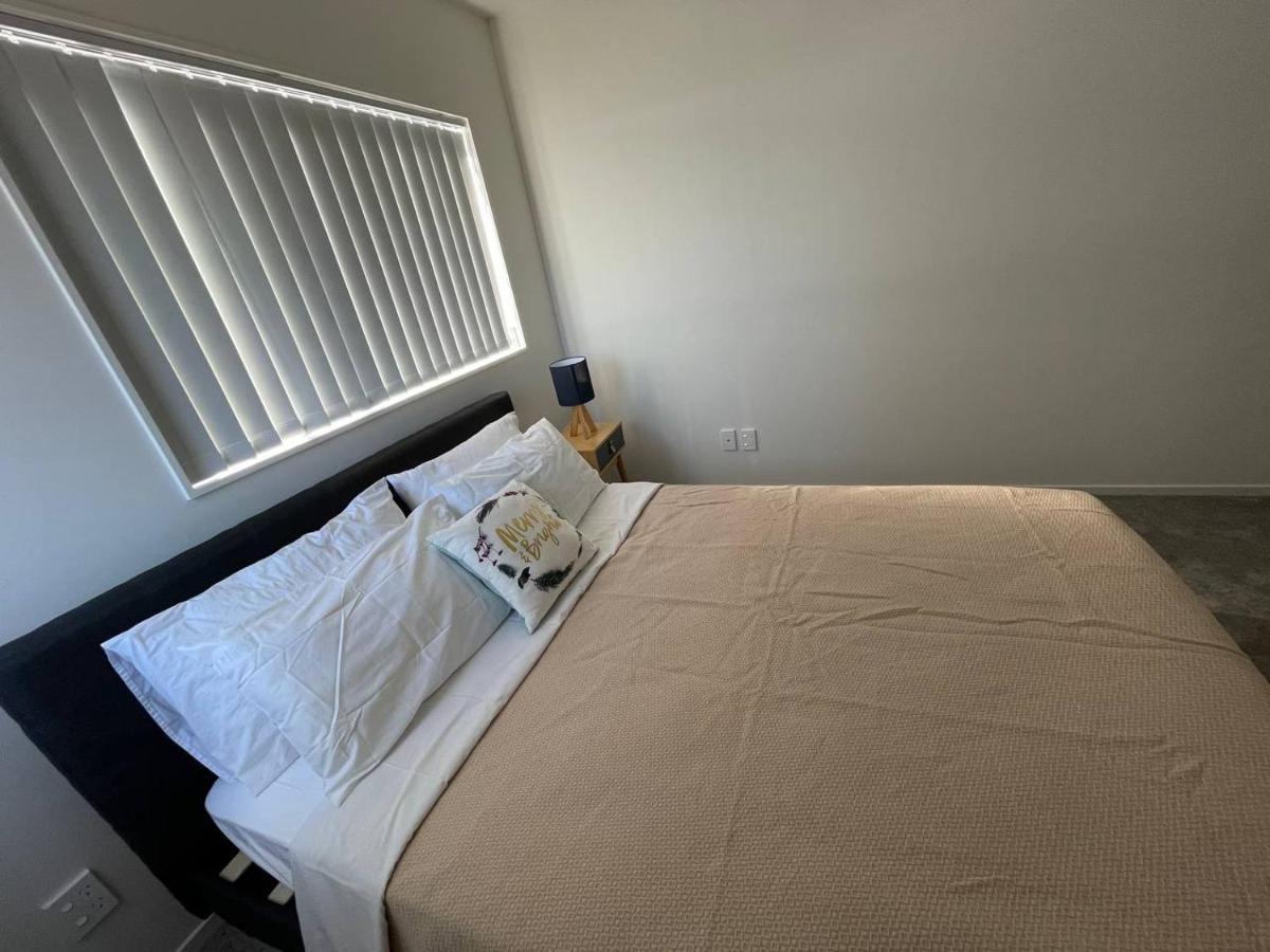 4 Bedroom Home Fully Furnished In Papakura, オークランド エクステリア 写真