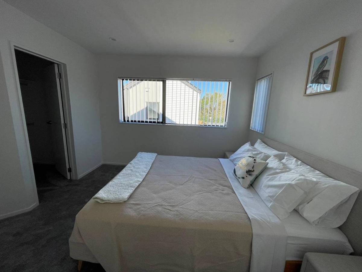 4 Bedroom Home Fully Furnished In Papakura, オークランド エクステリア 写真